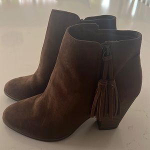 Brown suede tassel healed booties!